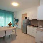Alessandro A Pochi Passi Dalla فيلة *