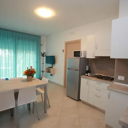 Alessandro A Pochi Passi Dalla Villa *